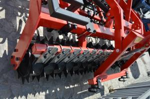 Cultivator cu spargator si nivelator