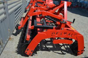 Cultivator cu spargator si nivelator