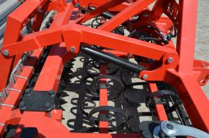 Cultivator cu spargator si nivelator