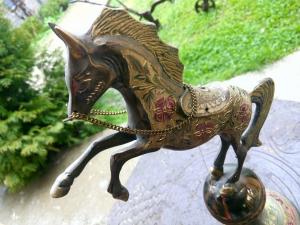 Statueta - cal din bronz