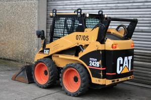 - CATERPILLAR 242 B