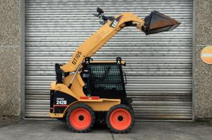 - CATERPILLAR 242 B