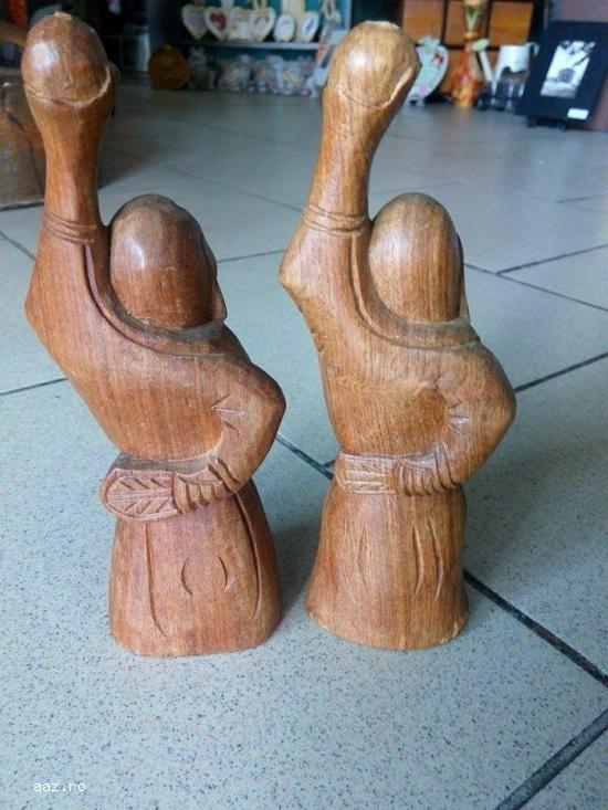 Statuete din lemn`