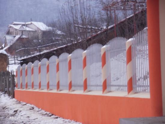 Garduri din aluminiu - Aluminium fences,    enclosures,    windscreens