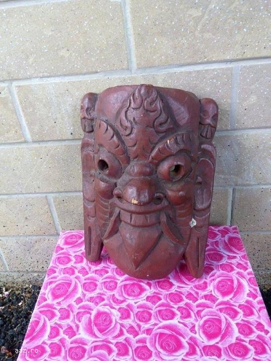 Masca sculptata in lemn`
