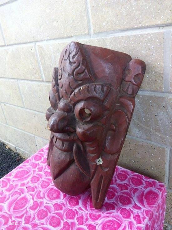 Masca sculptata in lemn`