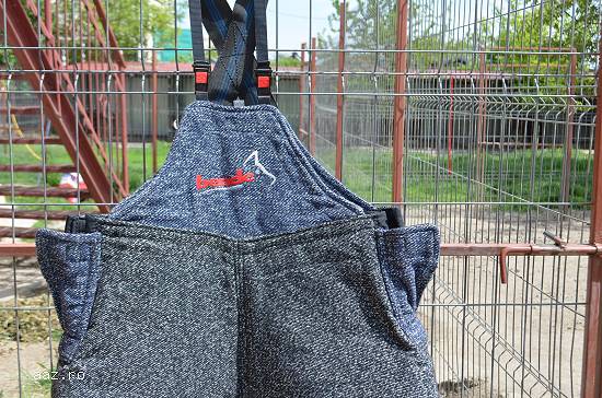 Vindem costum pentru muscatura marca Bende