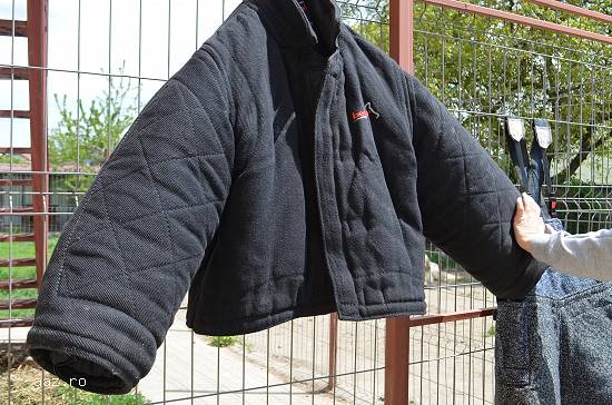 Vindem costum pentru muscatura marca Bende