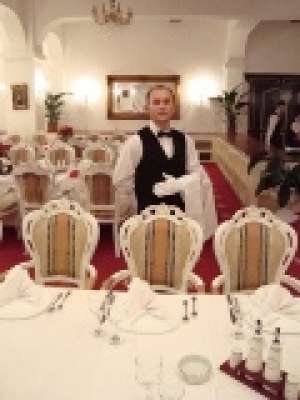 Recrutam ospatari,  barmani,  hostess