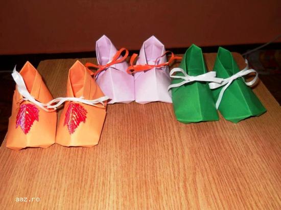 Realizez Ornamente Origami pentru Diverse Ocazii Speciale