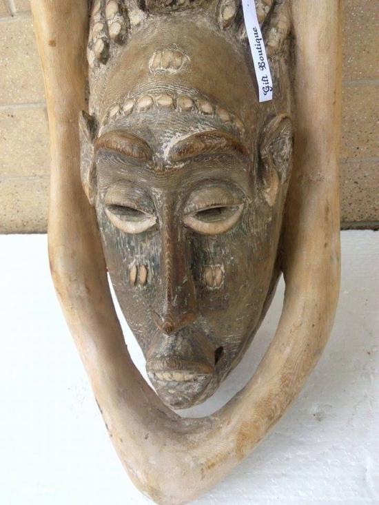 Masca sculptata in  lemn