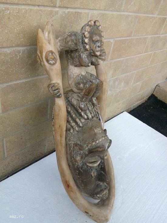 Masca sculptata in  lemn