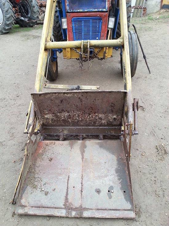 tractor U445 cu incarcator frontal