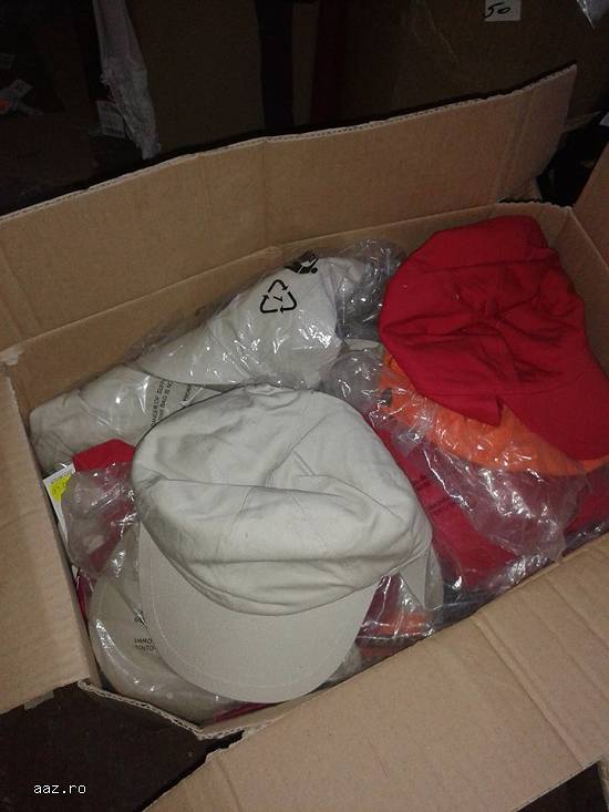 Vand lot haine de firma,  aproximativ 10.000 buc.