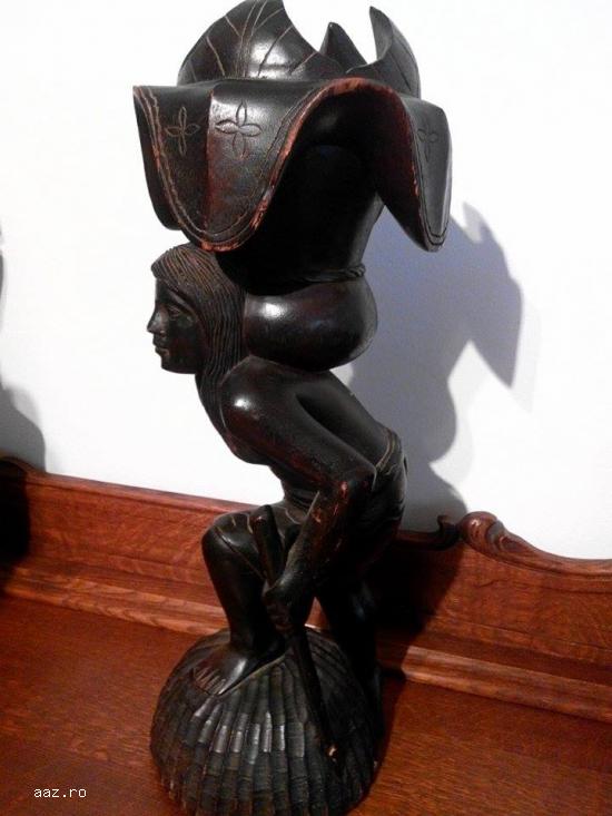 Statueta sculptata in lemn