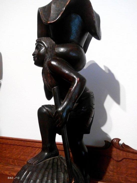 Statueta sculptata in lemn