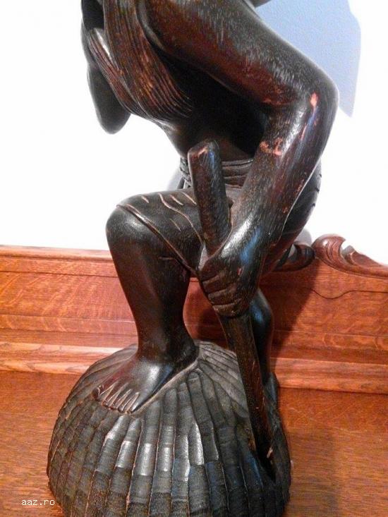 Statueta sculptata in lemn