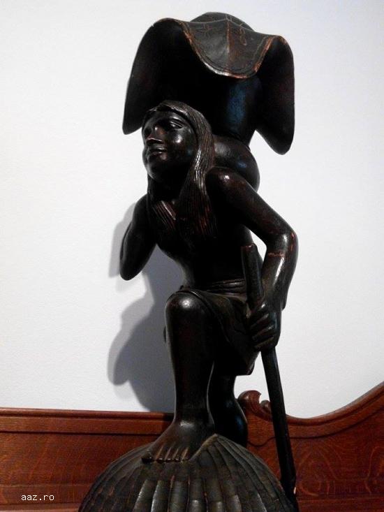 Statueta sculptata in lemn