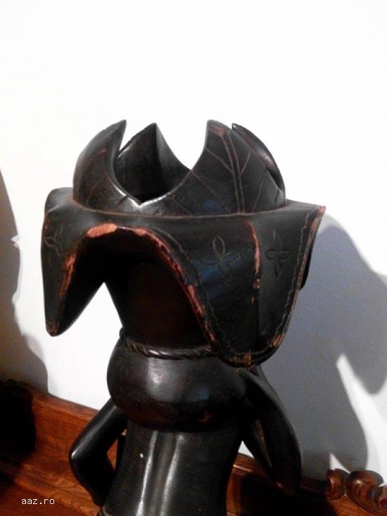 Statueta sculptata in lemn