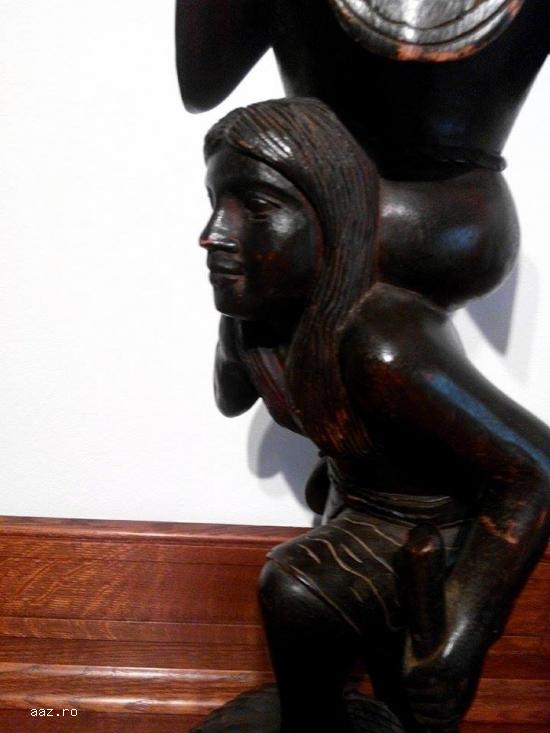 Statueta sculptata in lemn