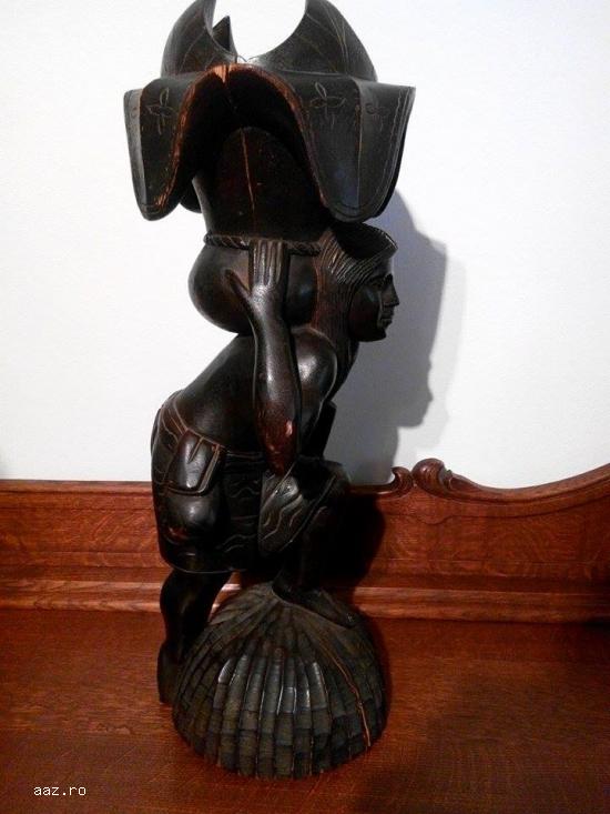 Statueta sculptata in lemn