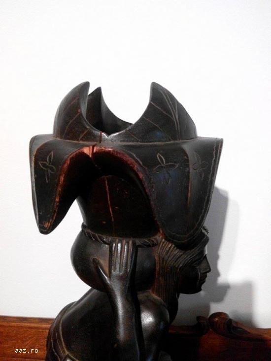 Statueta sculptata in lemn