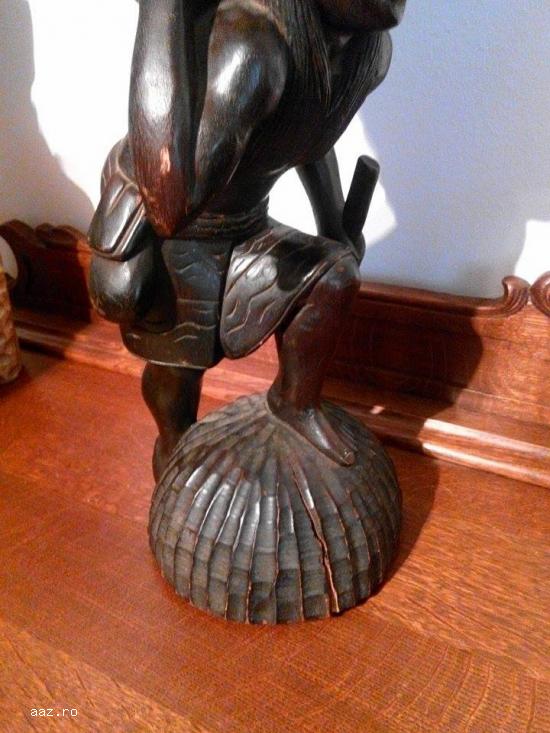 Statueta sculptata in lemn