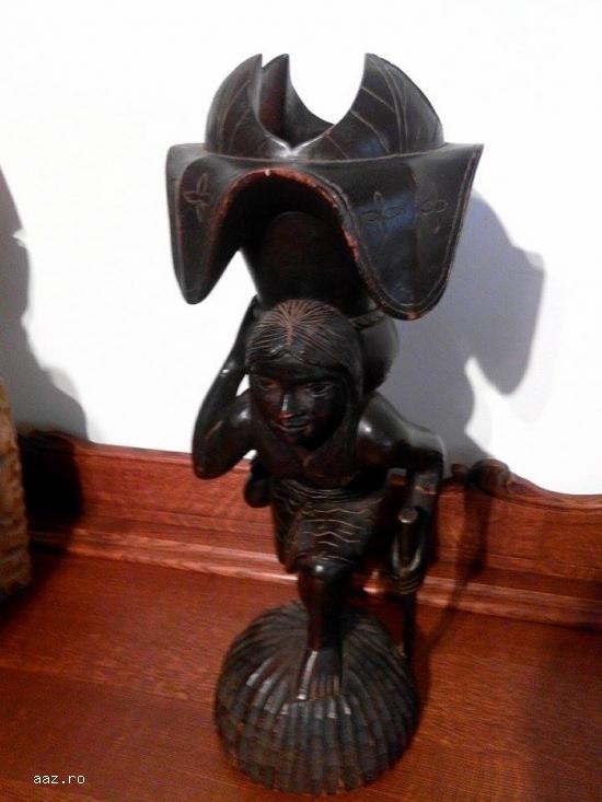 Statueta sculptata in lemn