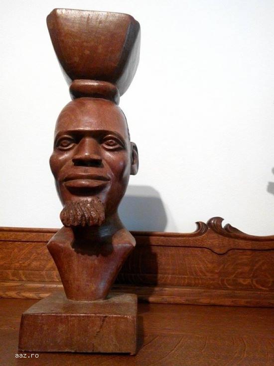 Bust sculptat in lemn