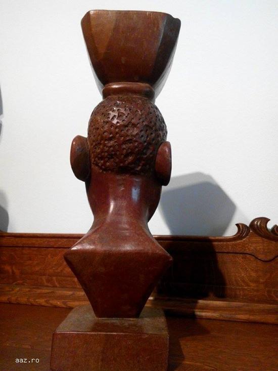 Bust sculptat in lemn