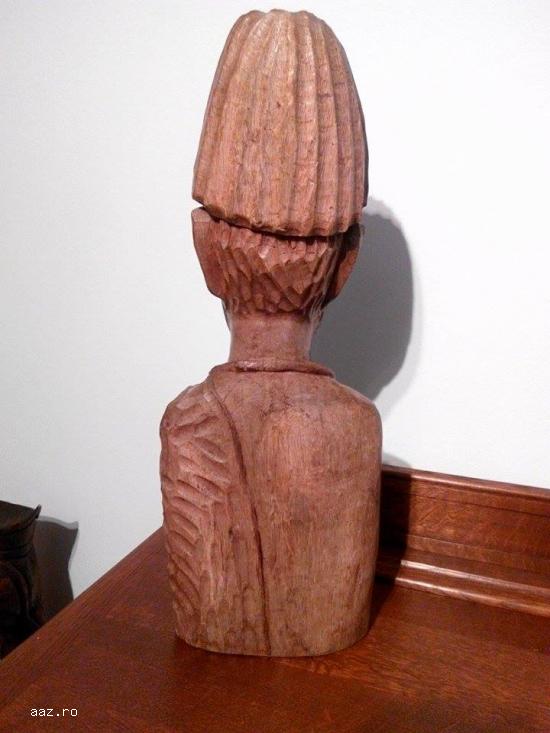 Bust sculptat in lemn`