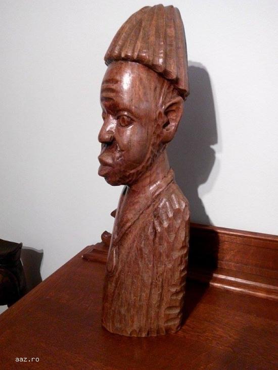 Bust sculptat in lemn`