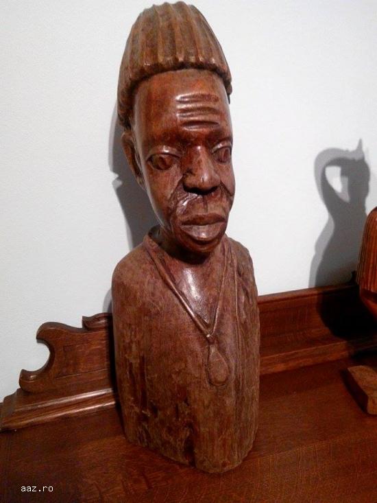 Bust sculptat in lemn`