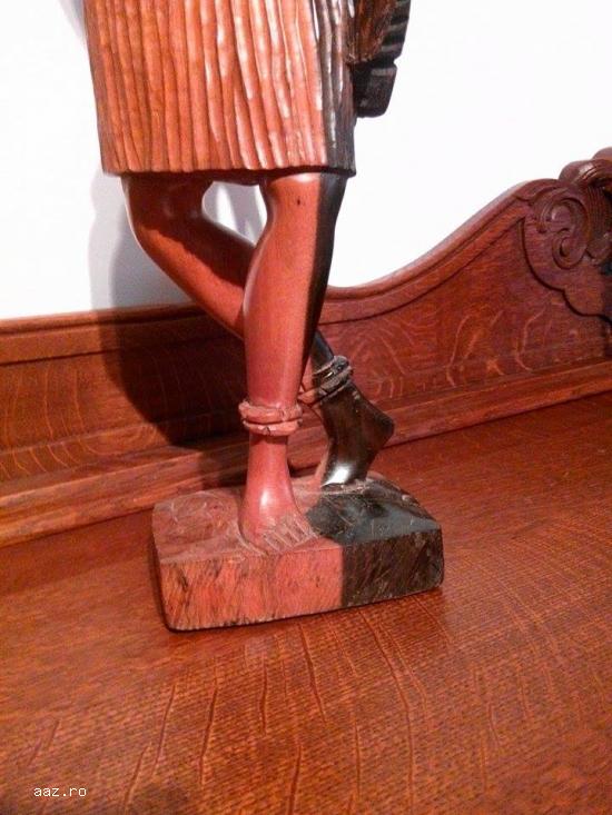 Statueta sculptata in lemn``