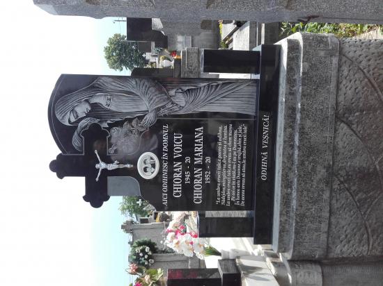 monumente funerare