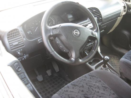 Dezmembrez Opel Zafira