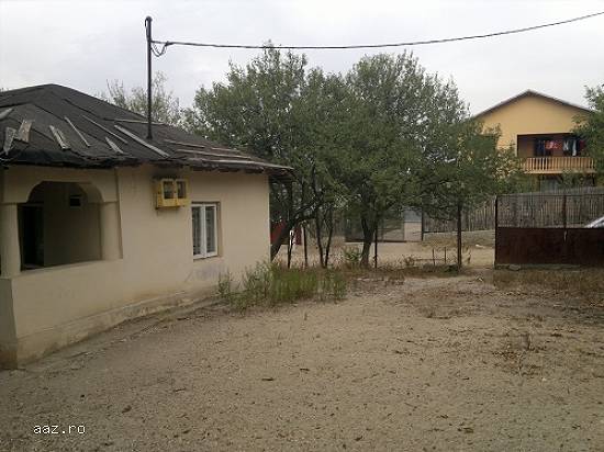vand casa taraneasca cu teren intravilan mare