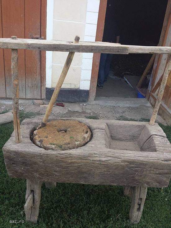 Vând râșniță cereale - piesă muzeu