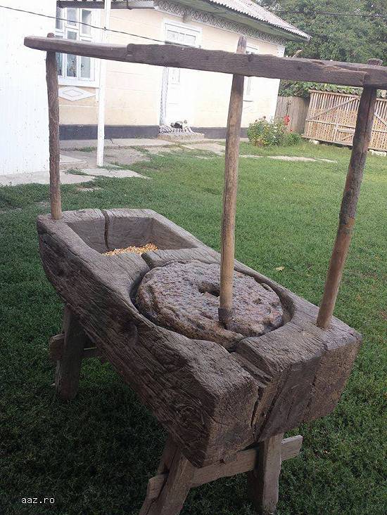 Vând râșniță cereale - piesă muzeu