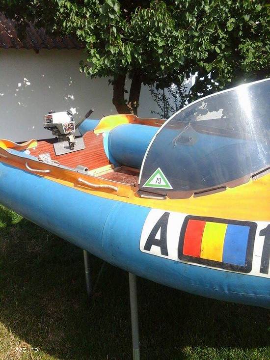 vand barca pneumatica cu motor