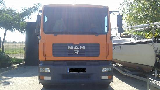 Autocamion cu macara MAN