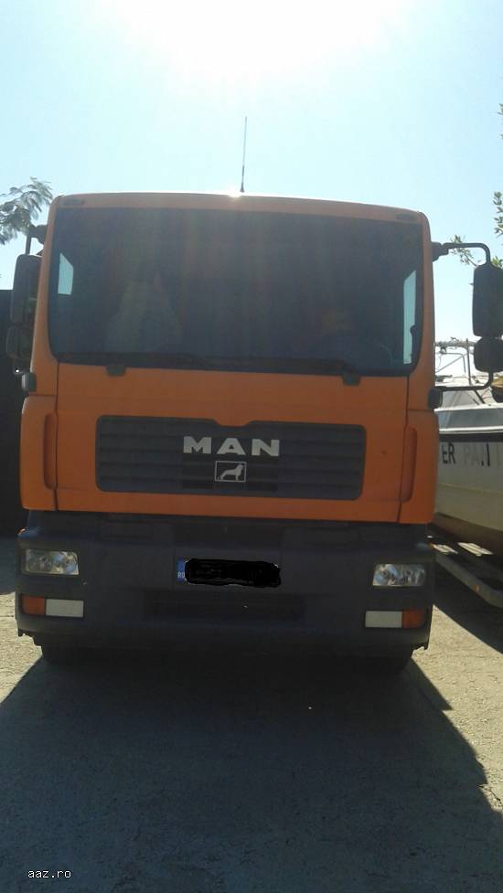 Autocamion cu macara MAN