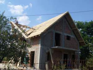 CONSTRUCTIE SARPANTA din rasinoase