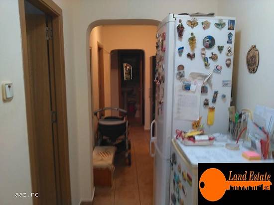 Apartament cu 4 camere de vanzare,   stradal,   1/8,    zona Crangasi