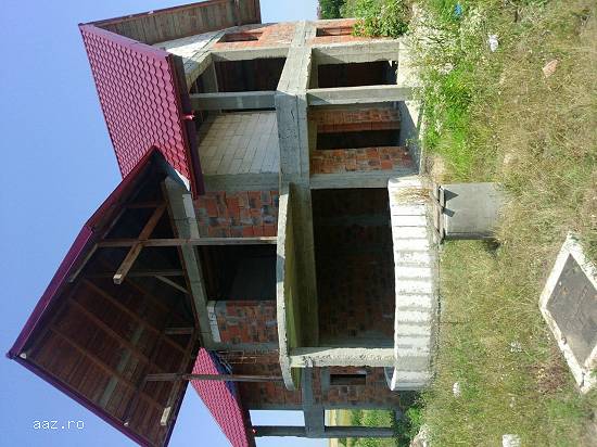 vând casa la rosu