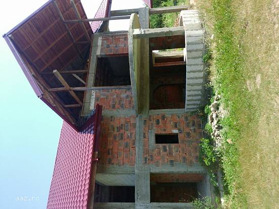 vând casa la rosu