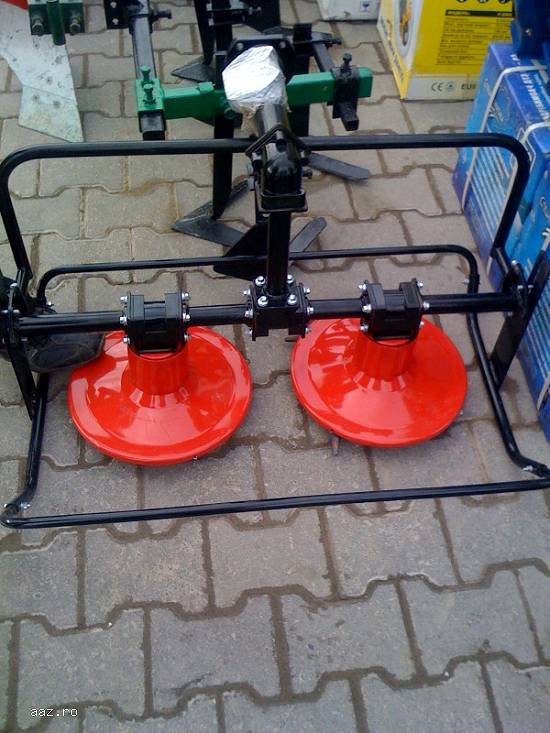Cositoare cu discuri rotative pentru motocultor cu priza de putere