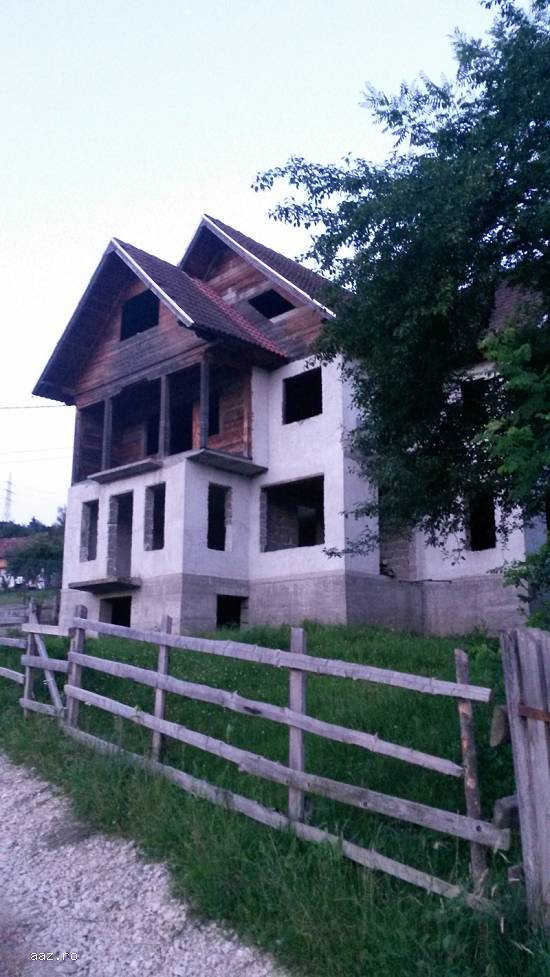 Casa la rosu Rucar Arges