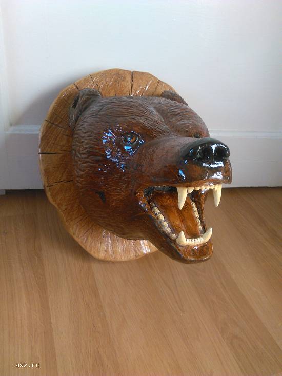 Trofeu de urs sculptat in  lemn