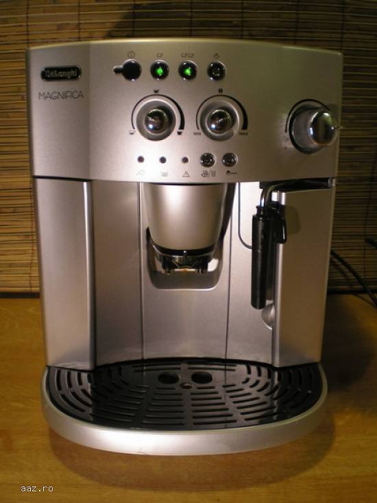 Expresoare de cafea marca Delonghi